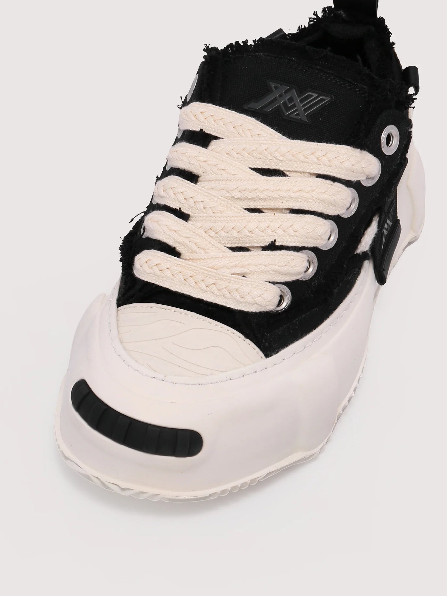 Elevate Javi | Black and Cream